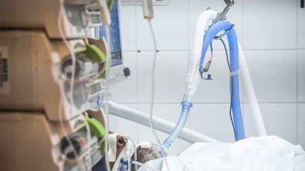 Пациент в палате реанимации в больнице с коронавирусом  - Sputnik Қазақстан