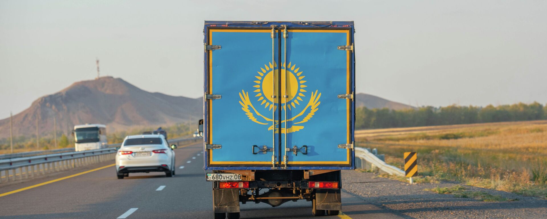 Флаг Казахстана нарисованный на грузовике - Sputnik Казахстан, 1920, 10.11.2022