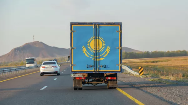 Флаг Казахстана нарисованный на грузовике - Sputnik Казахстан