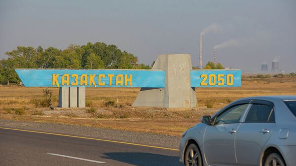 Стела с надписью Казахстана на междугородней  трассе  - Sputnik Казахстан