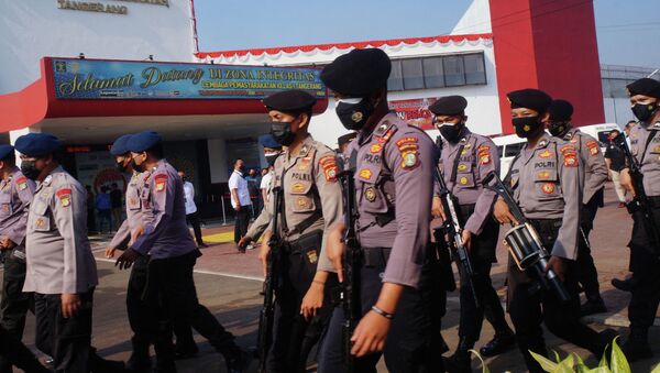 Индонезийская полиция патрулирует тюрьму в Тангеранге 8 сентября 2021 года после того, как вспыхнул пожар, в результате которого погибли заключенные - Sputnik Казахстан