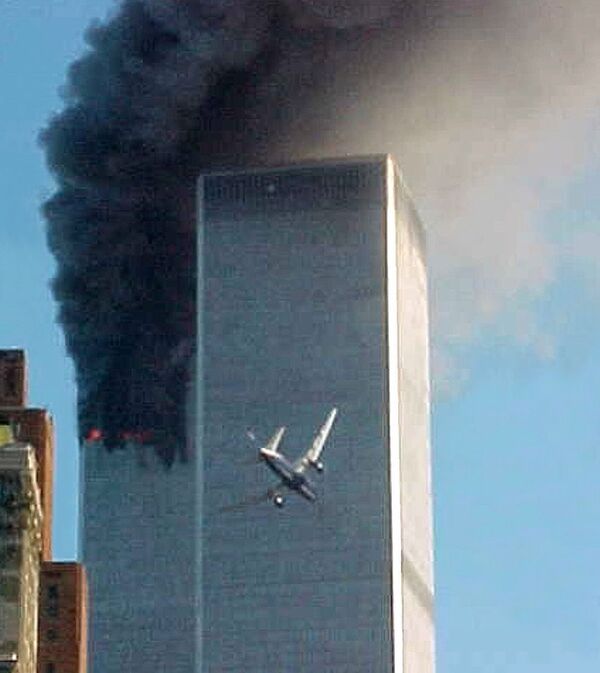 Момент столкновения самолета с одним из башен Всемирного торгового центра в Нью-Йорке   - Sputnik Қазақстан