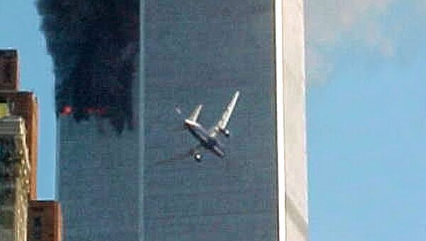 Момент столкновения самолета с одним из башен Всемирного торгового центра в Нью-Йорке   - Sputnik Казахстан