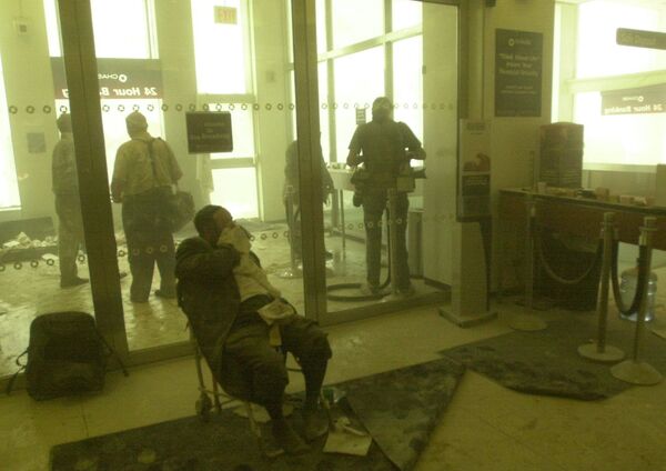 Раненые в банке рядом со Всемирным торговым центром во время теракта в Нью-Йорке  - Sputnik Казахстан
