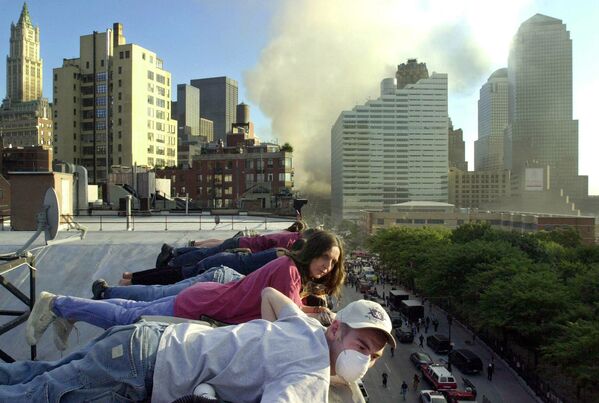 Люди на крыше дома во время теракта в Нью-Йорке  - Sputnik Қазақстан