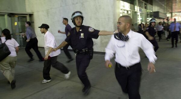 Люди бегут во время обрушения верхних этажей башни Всемирного торгового центра в Нью-Йорке  - Sputnik Казахстан