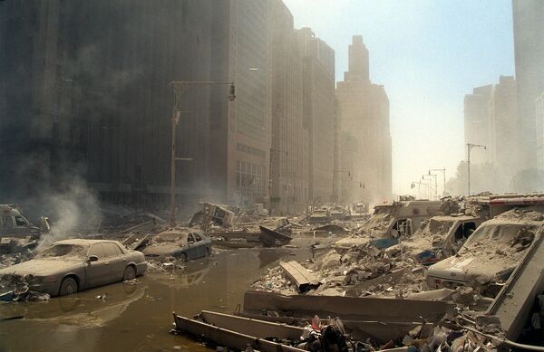 Обломки зданий и пепел на улице после теракта в Нью-Йорке  - Sputnik Казахстан