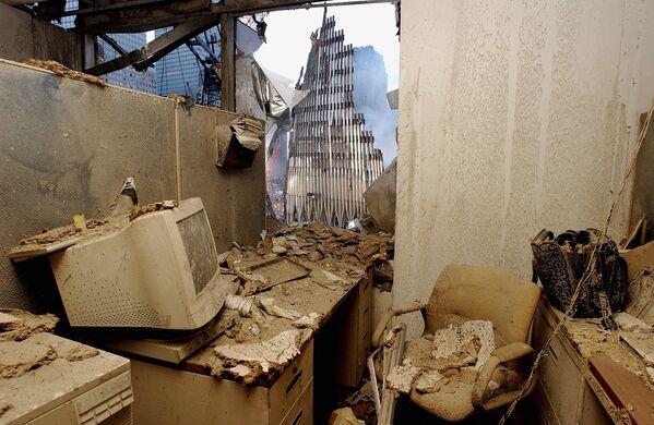 Разрушенный офис и вид на обрушившуюся башню Всемирного торгового центра после теракта в Нью-Йорке  - Sputnik Казахстан