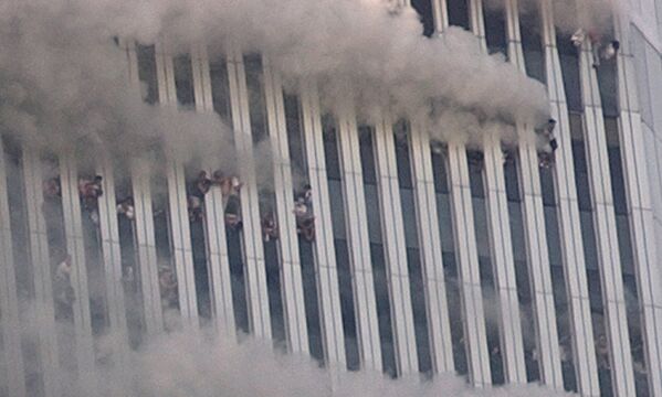 Люди висят снаружи на окнах башни Всемирного торгового центра во время теракта в Нью-Йорке  - Sputnik Қазақстан