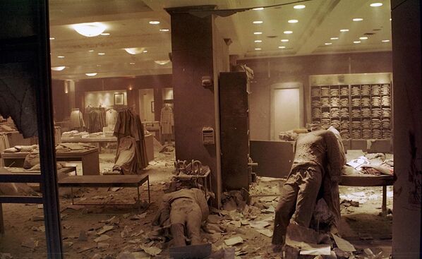 Разрушенный магазин у Всемирного торгового центра после теракта в Нью-Йорке - Sputnik Казахстан