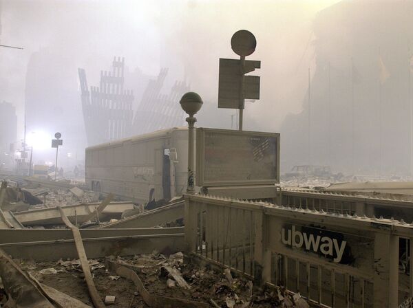 Разрушенные вход в метро и автобус у Всемирного торгового центра после теракта в Нью-Йорке - Sputnik Казахстан