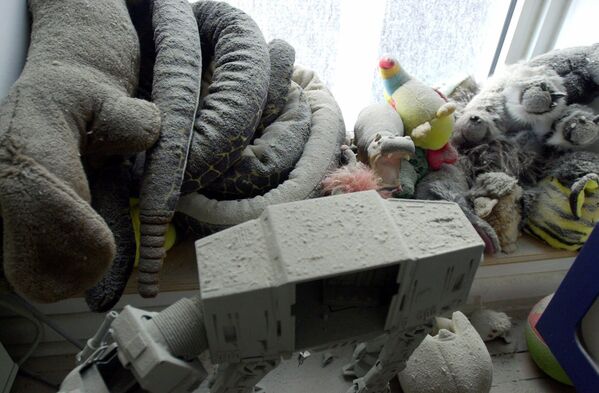 Покрытие пеплом и пылью игрушки в квартире после теракта в Нью-Йорке - Sputnik Қазақстан