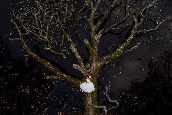 Снимок Natural bride фотографа Krzysztof Krawczyk, высоко оцененный в категории Wedding в конкурсе Drone Awards 2021 - Sputnik Казахстан