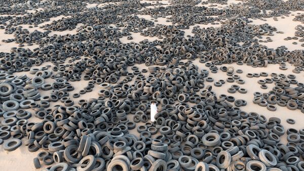 Изношенные шины перед заводом по переработке шин в районе Аль-Салми, Кувейт - Sputnik Қазақстан