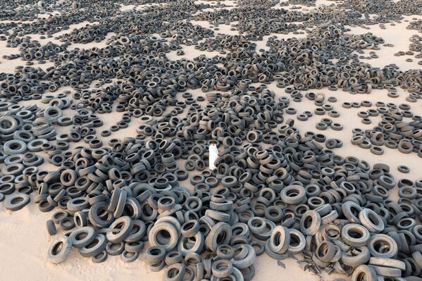 Изношенные шины перед заводом по переработке шин в районе Аль-Салми, Кувейт - Sputnik Қазақстан