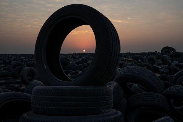 Солнце садится на заводе по переработке шин в районе Аль-Салми, Кувейт - Sputnik Қазақстан