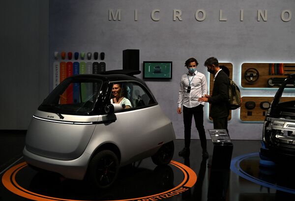 Электромобиль Microlino 2.0 во время пресс-показа на открытии Международного Мюнхенского автосалона в Германии - Sputnik Казахстан