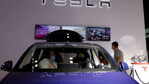 Электромобиль Tesla Model Y на стенде Китайской международной ярмарки торговли услугами (CIFTIS) 2021 года в Пекине - Sputnik Казахстан