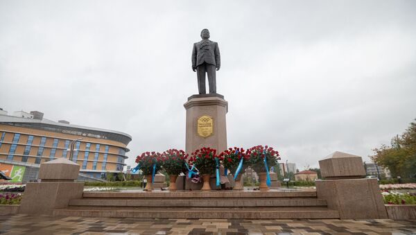 Памятник Жаксылыку Ушкемпирову в Нур-Султане - Sputnik Казахстан