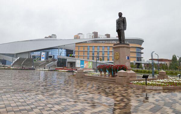 Памятник Жаксылыку Ушкемпирову в Нур-Султане - Sputnik Казахстан