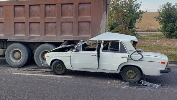 Десять человек на Жигулях оказались под грузовиком на улице Монке би  - Sputnik Казахстан