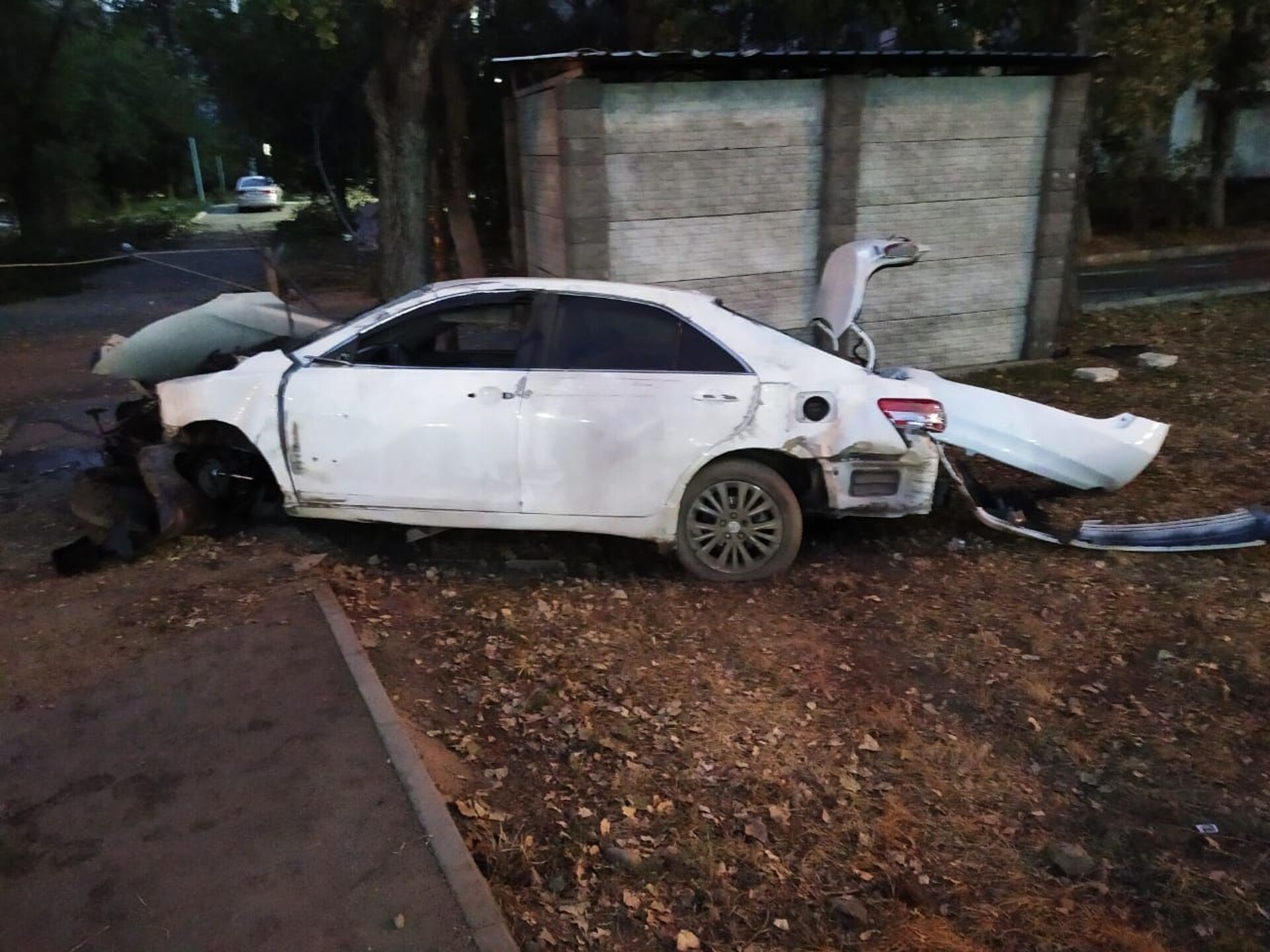 У автомобиля вырвало 3 колеса: чем закончилась байга на улицах Алматы - фото - Sputnik Казахстан, 1920, 09.09.2021