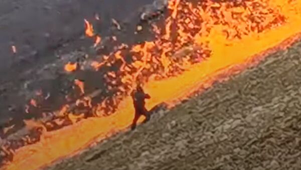 Быстрый поток лавы после извержения вулкана - видео - Sputnik Қазақстан