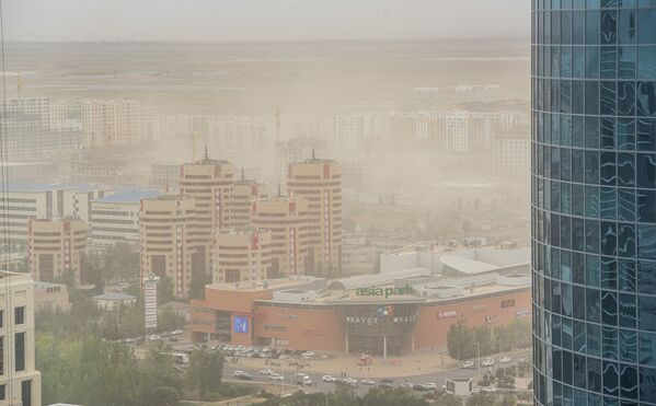 Пыльная буря в столице Казахстана, конечно, заметно отличается от зарубежных по зрелищности. Но ветра в Нур-Султане давно стали своеобразной &quot;визитной карточкой&quot; столицы.  - Sputnik Казахстан