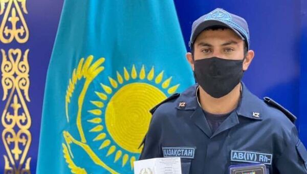 Глава МВД наградил гвардейца за спасение трехлетней девочки - Sputnik Казахстан