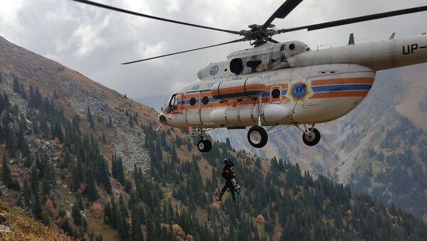Вертолет Казавиаспас и спасатели РОСО эвакуируют пострадавшего туриста - Sputnik Казахстан