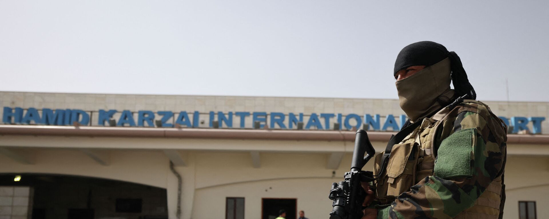 Боевик Талибана* стоит на посту близ аэропорта Кабула - Sputnik Казахстан, 1920, 09.12.2022
