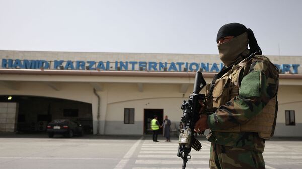 Боевик Талибана* стоит на посту близ аэропорта Кабула - Sputnik Казахстан
