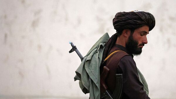 Боевик Талибана* на улице Кабула - Sputnik Казахстан