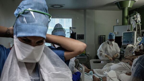 Врачи работают в палате интенсивной терапии в больнице с коронавирусом  - Sputnik Казахстан