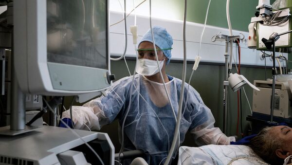 Медработник в палате интенсивной терапии в больнице с коронавирусом - Sputnik Казахстан