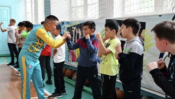 Известный казахстанский боксер Нурсултан Кощегулов обучает детей - Sputnik Казахстан