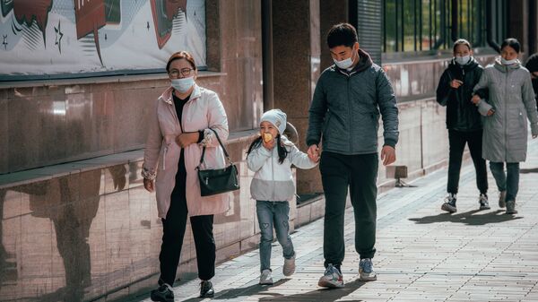 Жители столицы на улицах города - Sputnik Казахстан