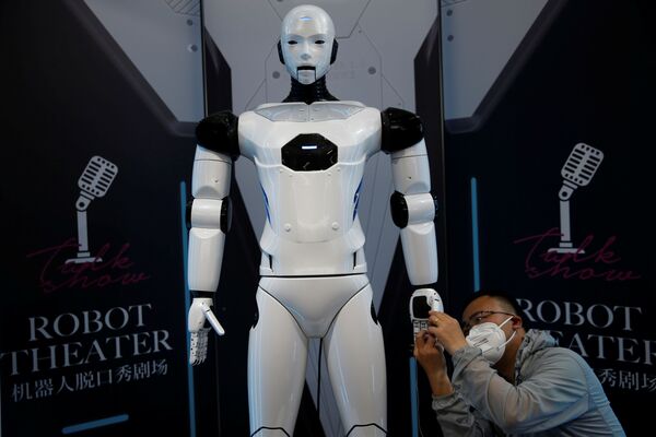 Сотрудник проверяет робота, представленного на Пекинской всемирной конференции робототехники - Sputnik Қазақстан