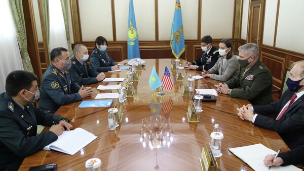 Встреча министра обороны Мурата Бектанова и главы Центрального командования ВС США генерала Кеннета Маккензи - Sputnik Казахстан