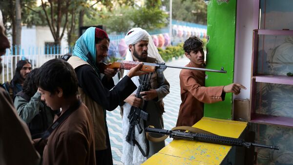 Бойцы Талибана* во время стрельбы в тире в парке развлечений в Кабуле - Sputnik Казахстан