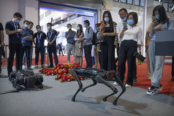 Посетители и роботы Всемирной конференции робототехники Beijing World Robot Conference 2021 в Пекине, Китай - Sputnik Казахстан