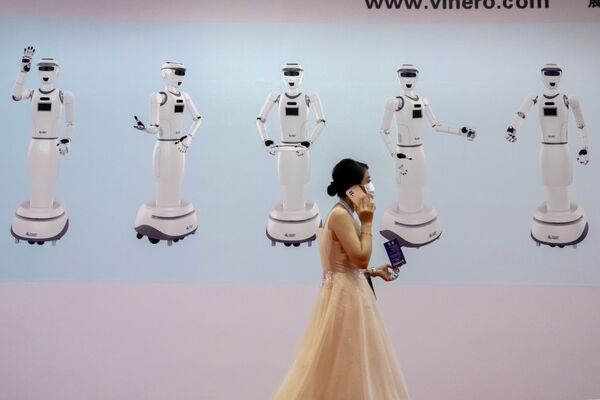 Посетители и роботы Всемирной конференции робототехники Beijing World Robot Conference 2021 в Пекине, Китай - Sputnik Казахстан