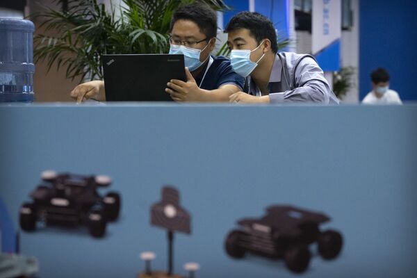 Посетители и роботы Всемирной конференции робототехники Beijing World Robot Conference 2021 в Пекине, Китай - Sputnik Қазақстан