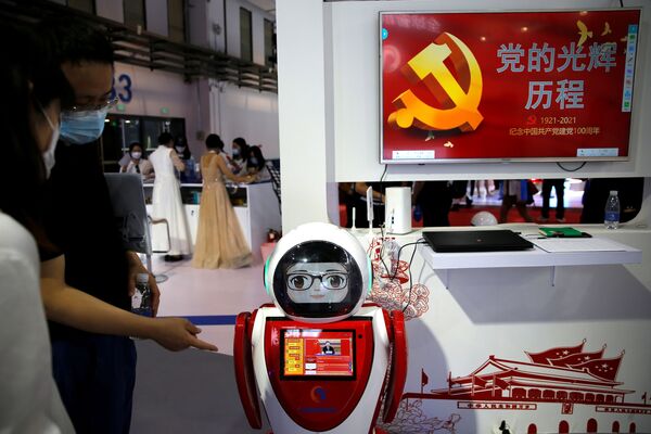 Посетители и роботы Всемирной конференции робототехники Beijing World Robot Conference 2021 в Пекине, Китай - Sputnik Қазақстан