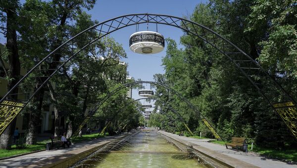 Фонтан и всю архитектурную группу восстанавливали по архивным фотографиям,  отреставрировали фонари, фонтанные арки и абажуры - Sputnik Казахстан