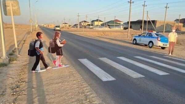Макеты детей на дороге в Жанаозене - Sputnik Казахстан