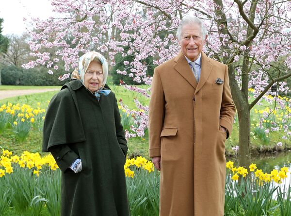 Королева Великобритании Елизавета II и британский принц Чарльз в Виндзоре, Англия - Sputnik Казахстан