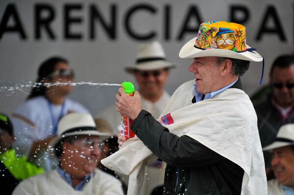  Президент Колумбии Хуан Мануэль Сантос принимает участие в параде «Белый день» в Пасто - Sputnik Казахстан