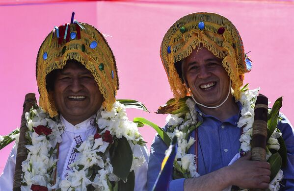 Бывший президент Боливии Эво Моралес (слева) и вице-президент Альваро Гарсиа Линера в традиционных шляпах - Sputnik Казахстан