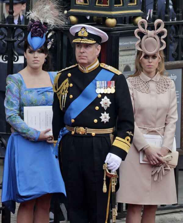 Британский принц Эндрю и его дочери, принцесса Евгения (слева) и Беатрис в Лондоне - Sputnik Қазақстан